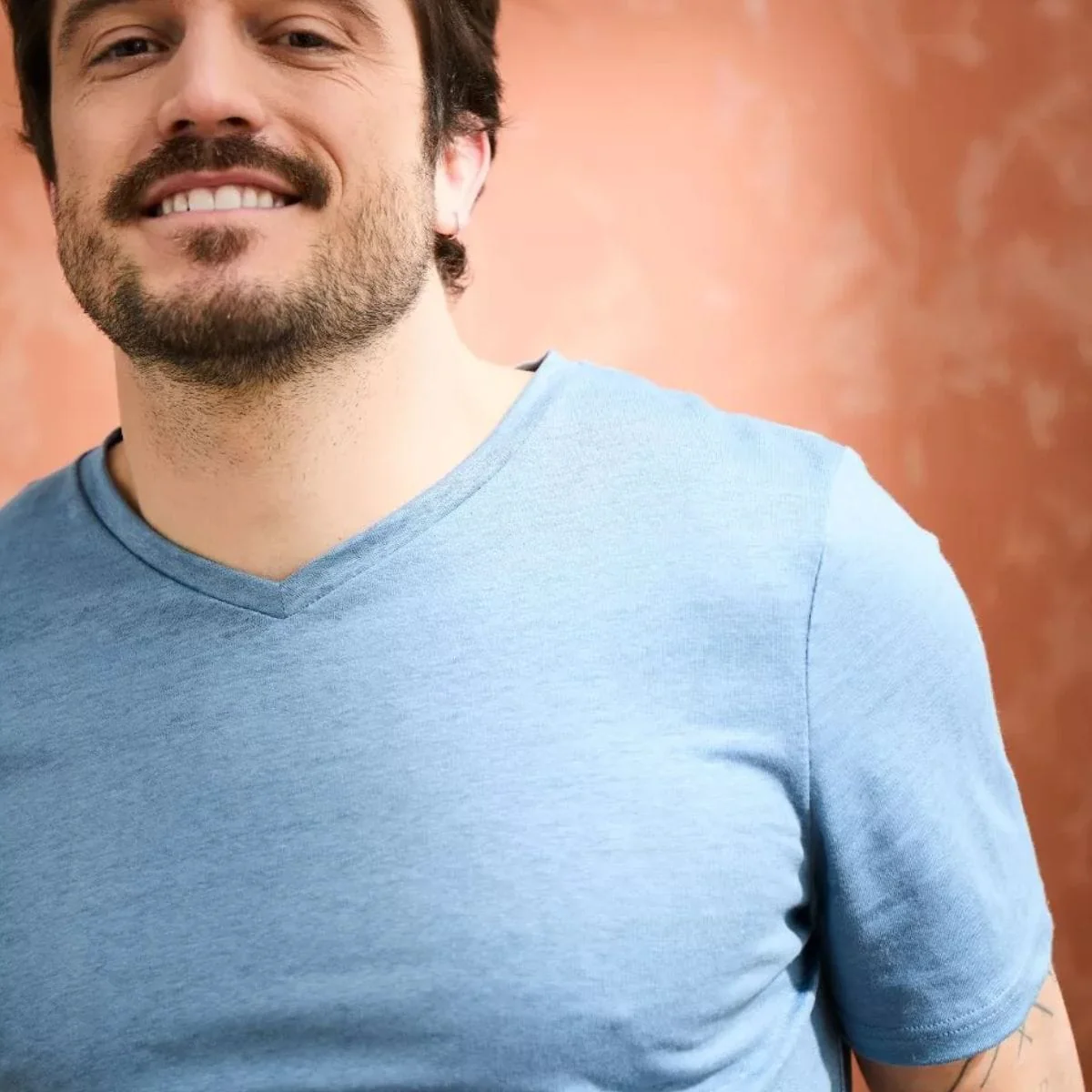 T-shirt en lin homme Col V Bleu ciel - Image 3