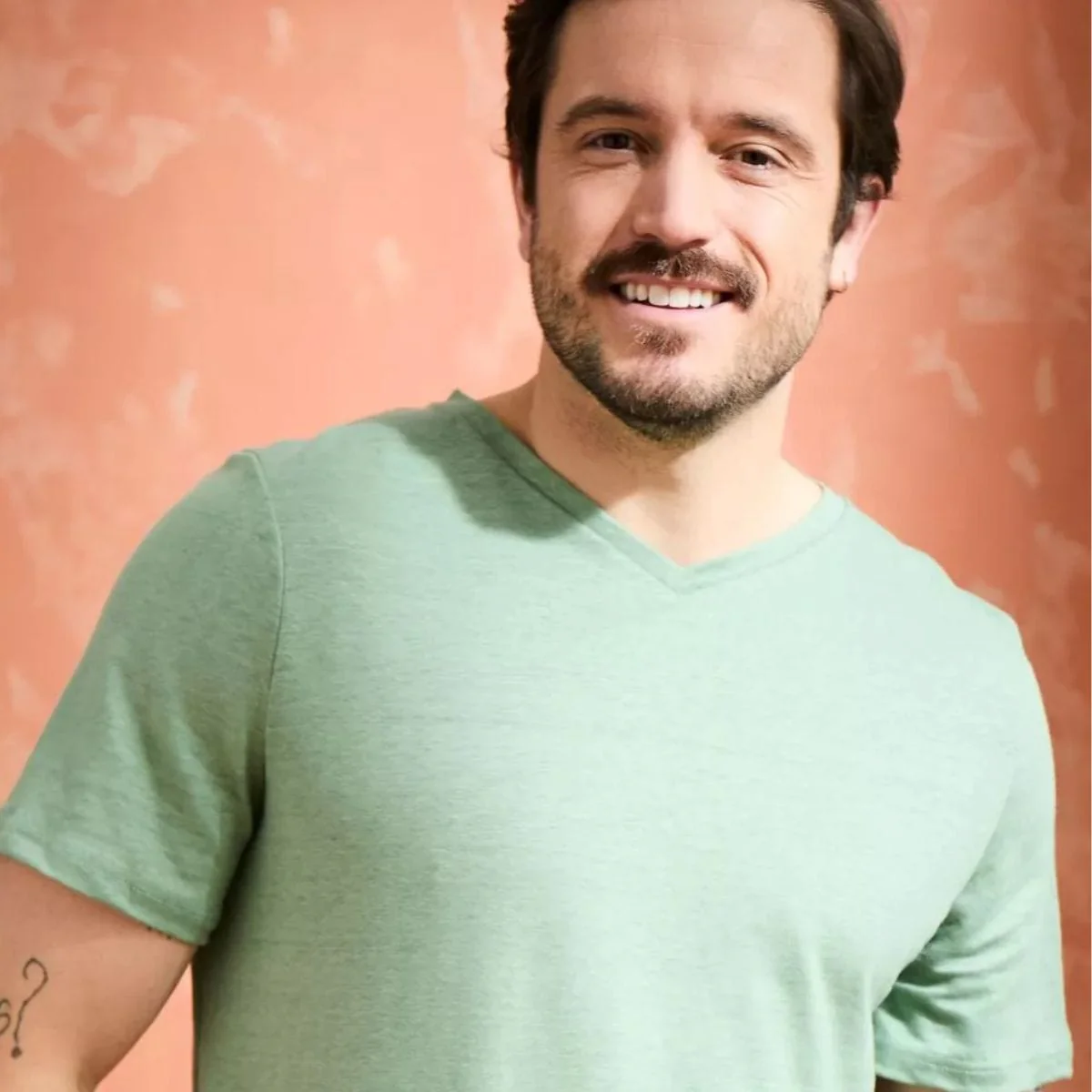 T-shirt en lin homme Col V Vert - Image 4